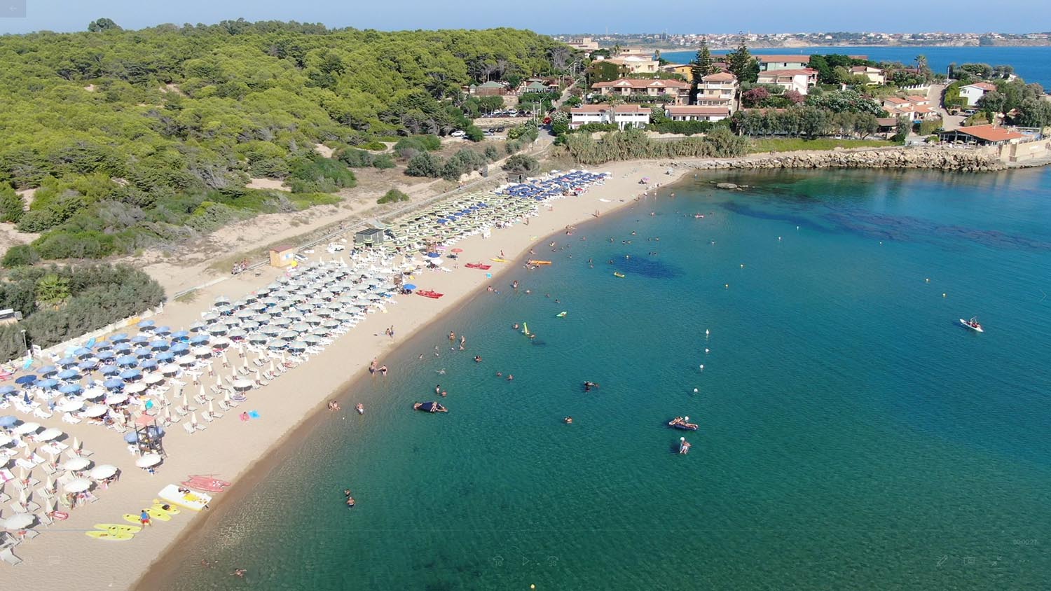 Paesaggio costiero e spiaggia di Capo Piccolo vicino al villaggio